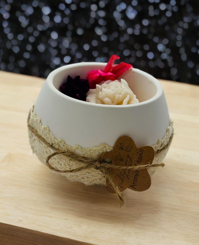 Rosemary Breeze è una candela romantica, contenuta in un delicato contenitore a forma di mezza .Bougies, Kerzen